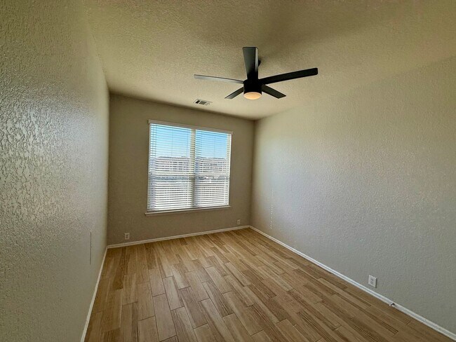 Building Photo - 5 bedroom, 3 bathroom home off TPC Parkway!