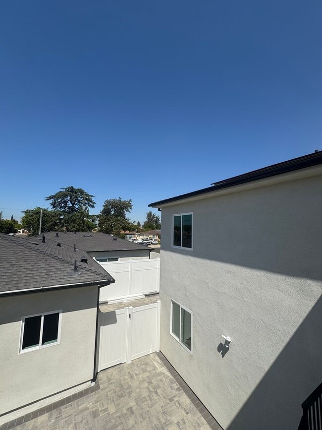 Building Photo - Spacious 1000 Sq. Ft. Second-Floor Back AD...