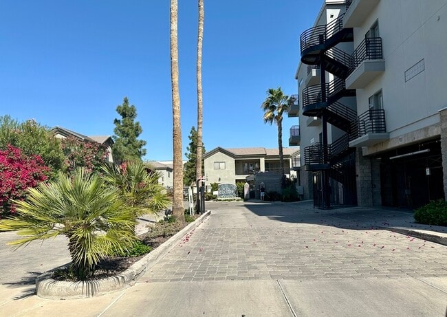 Building Photo - Gorgeous 2 bedroom / 2 bath condo in The E...