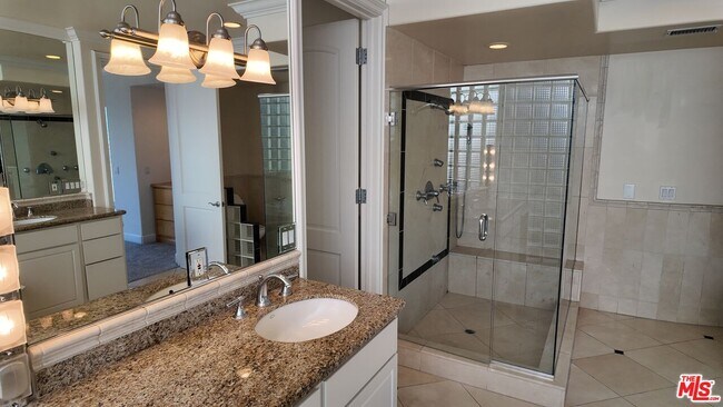 Building Photo - 8120 Billowvista Dr