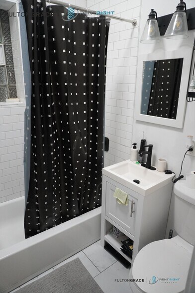 Building Photo - 2031 W 23rd St