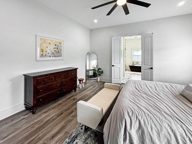 Building Photo - Newer Construction Meets Historic Cooper Young Charm • 5bd / 3ba