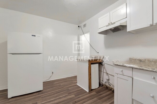 Building Photo - 1522 W 25th St