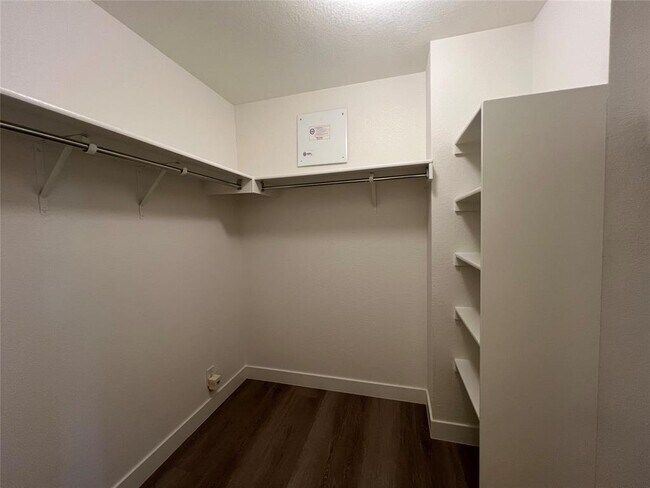 Building Photo - 821 New Bridge Dr