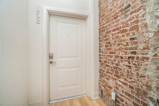Building Photo - Modern 1 Bedroom, 1 Bath Apartment Home  Located In Historic Westport