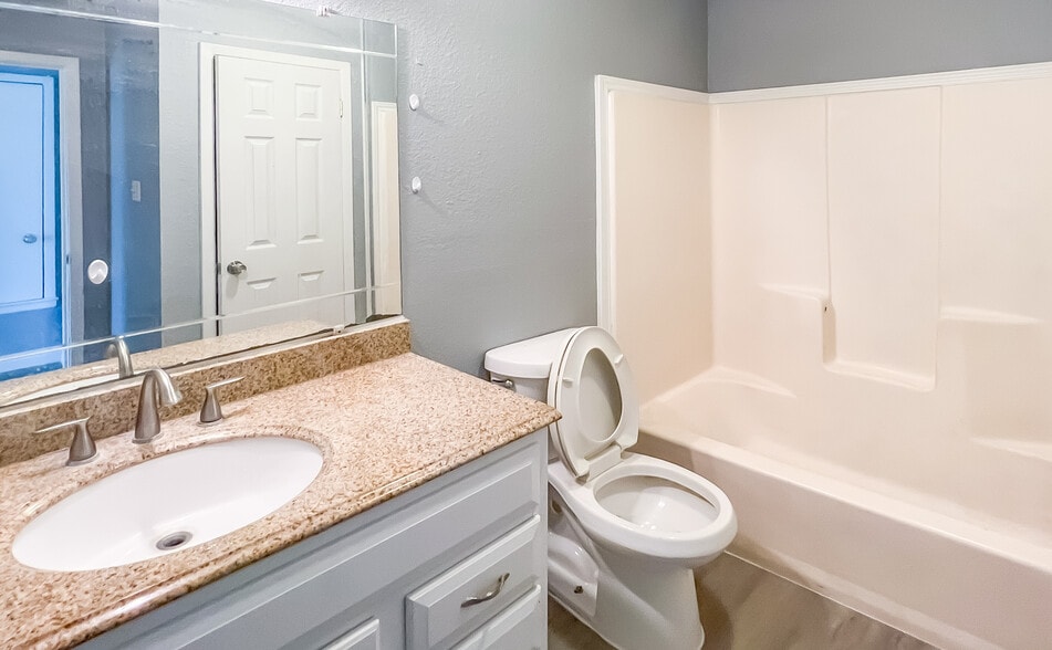 Building Photo - 200 Uhland Rd