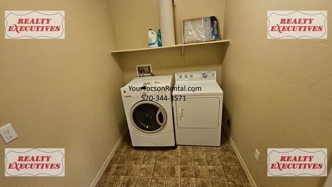 Building Photo - Wentworth Rd South - 4 Bedrooms 2.5 bathrooms, 3 car garage and large fenced yard