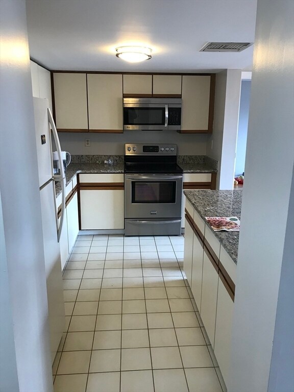 Building Photo - 85 Brainerd Rd