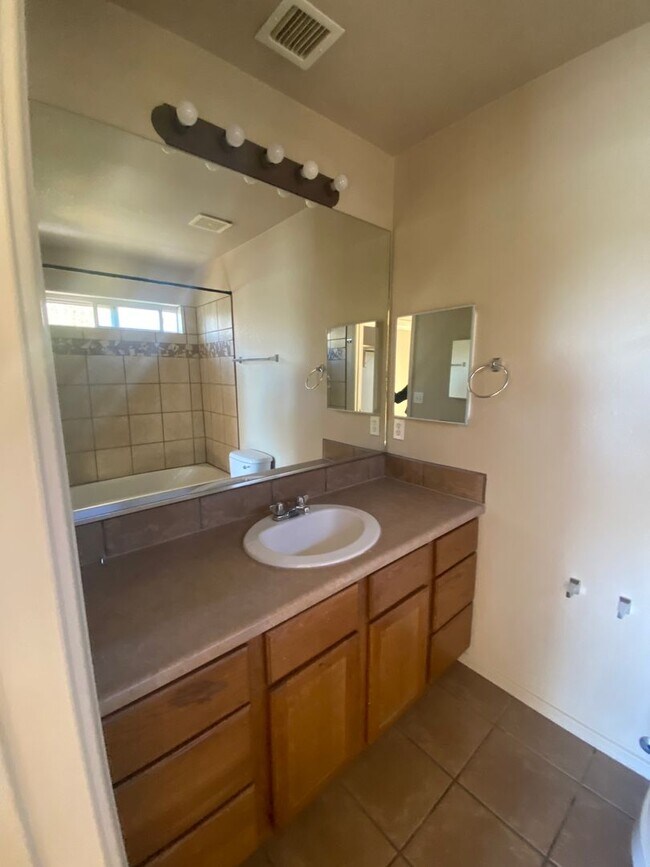 Building Photo - 4 Bedroom, 2 Bathroom House Available Now!