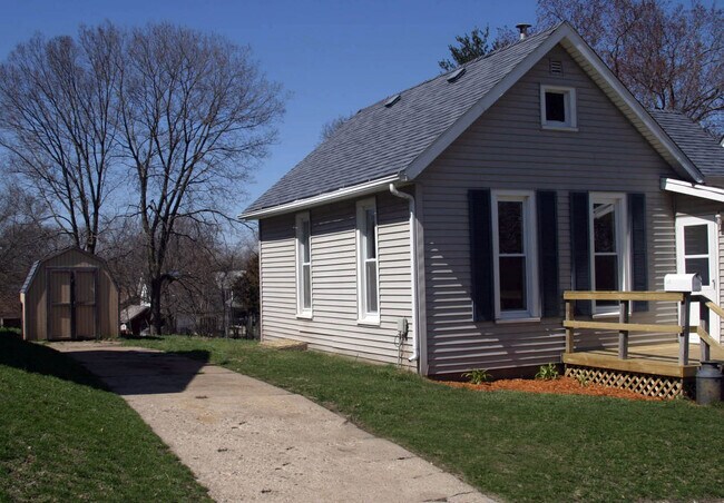 Building Photo - 811 S College Ave