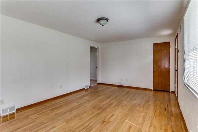 Building Photo - Beautiful 3 Bed / 1.5 Bath with Garage and Large Yard - Available May!!