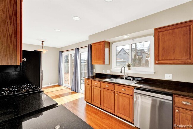 Building Photo - 1560 E Lincoln St