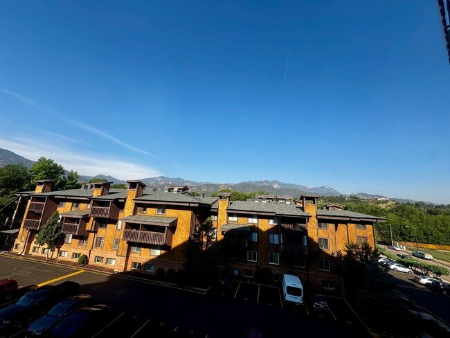 Building Photo - Updated 2-bed/2-bath open-concept condo with Mountain views w/ AC