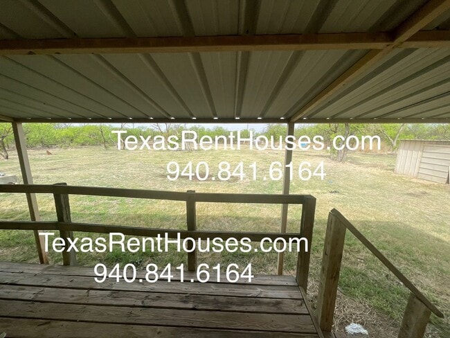 Building Photo - Country Living on 5 Acres Near Iowa Park