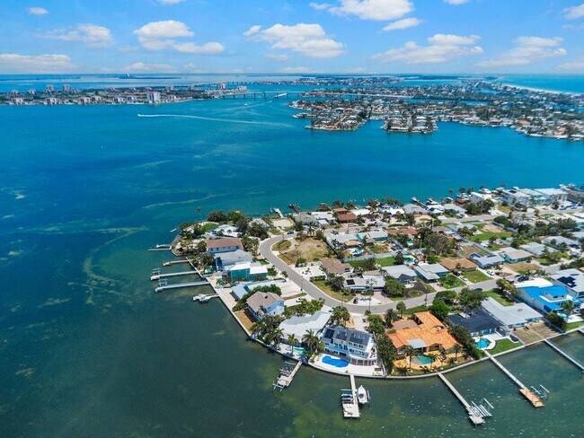 Building Photo - 980 Boca Ciega Isle Dr