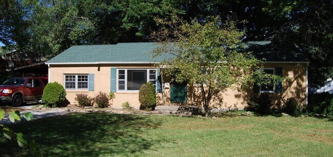 Building Photo - 4 BEDROOM RANCH with BIG YARD