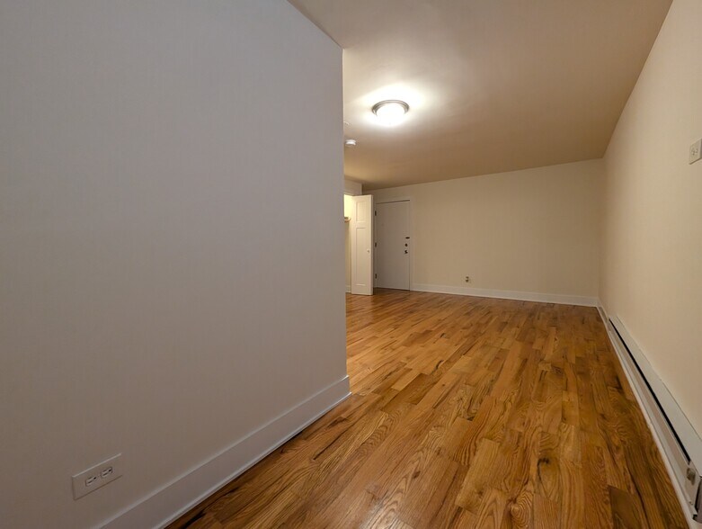 Building Photo - 813 W Cornelia Ave