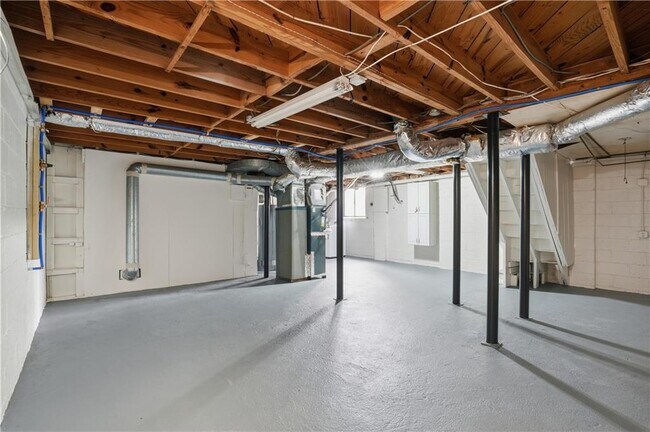 Building Photo - 2467 Elmwood Cir SE