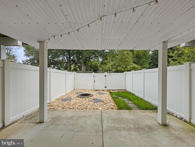 Building Photo - 7425 Willow View Ln