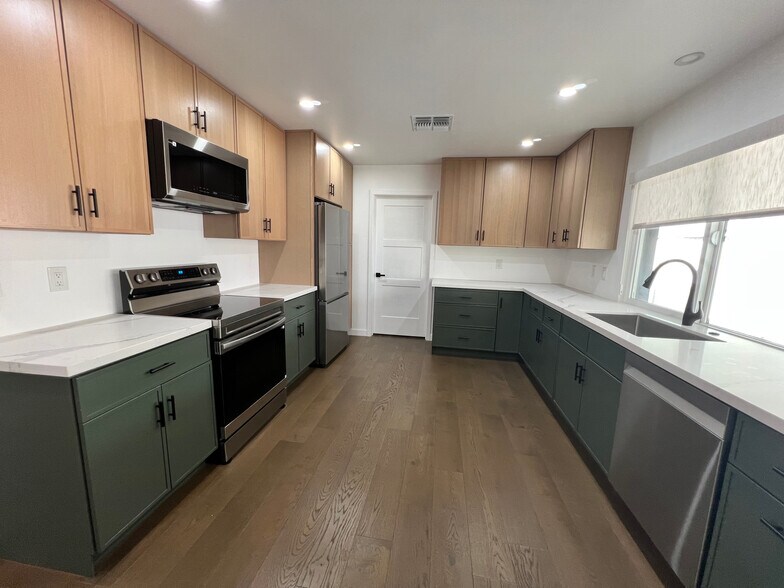 Building Photo - 6407 E Wilshire Dr