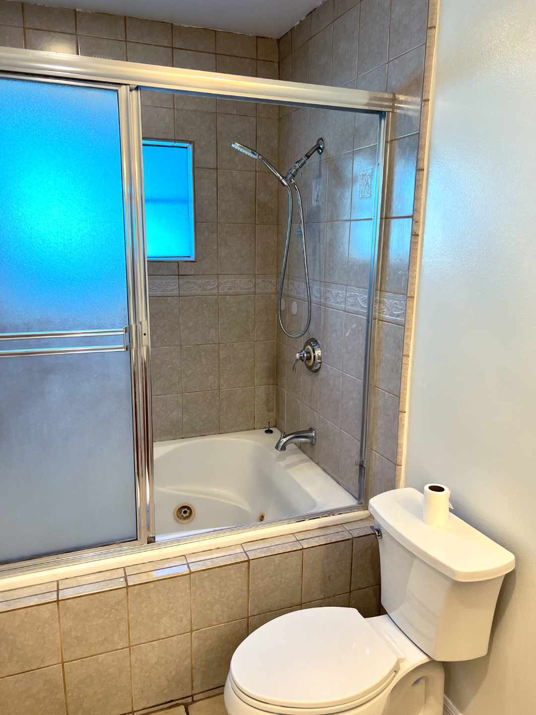 Primary bathroom with jacuzzi tub. - 2330 S Mansfield Ave