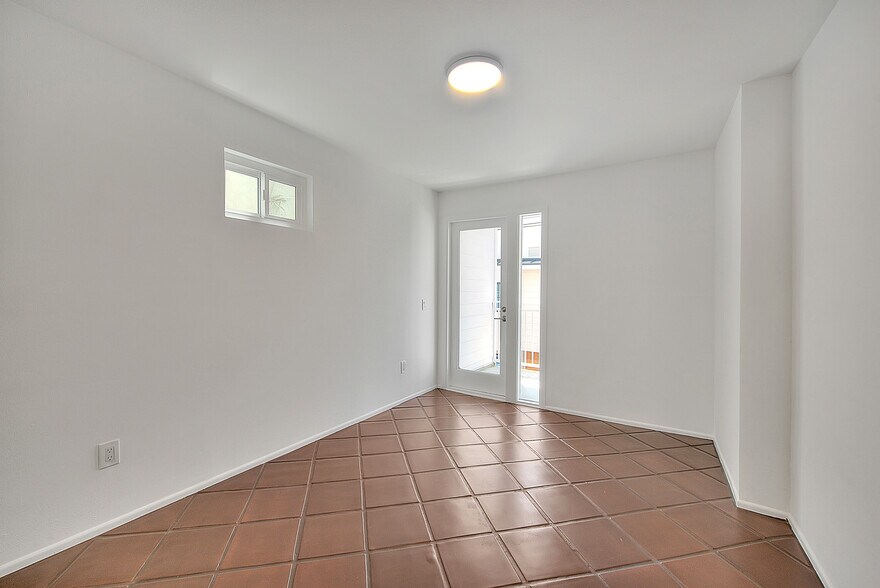 Building Photo - 310 Bayview Dr