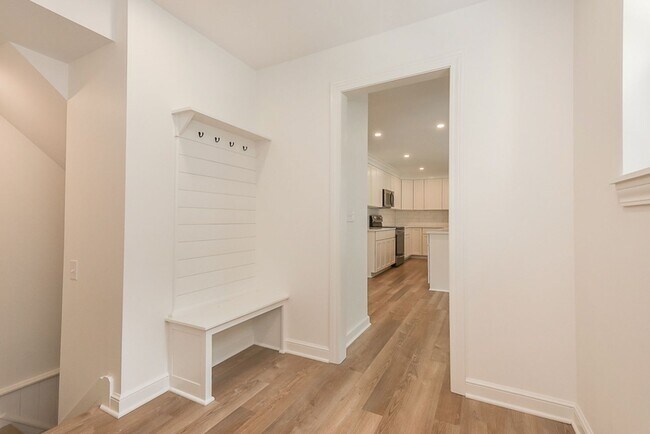 Building Photo - Four bedrooms/2.5 Baths Newly Remodeled Bay Village Home!