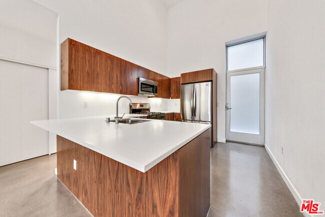 Building Photo - 140 S Gramercy Pl