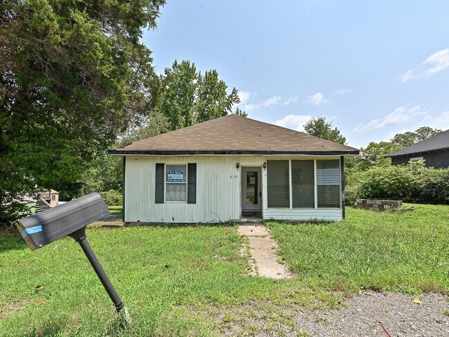 Building Photo - 610 N Pear St