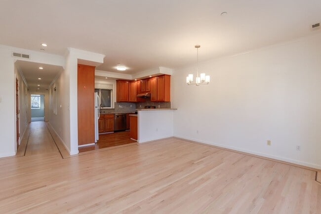 Building Photo - Spacious 3 Bed / 2 Bath Flat with garage parking in Outer Richmond. YouTube tour!