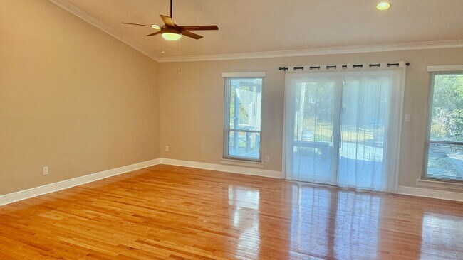 Building Photo - Renovated Home close to TMH avail NOW!!!