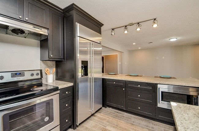 Building Photo - 9215 Sharpcrest St