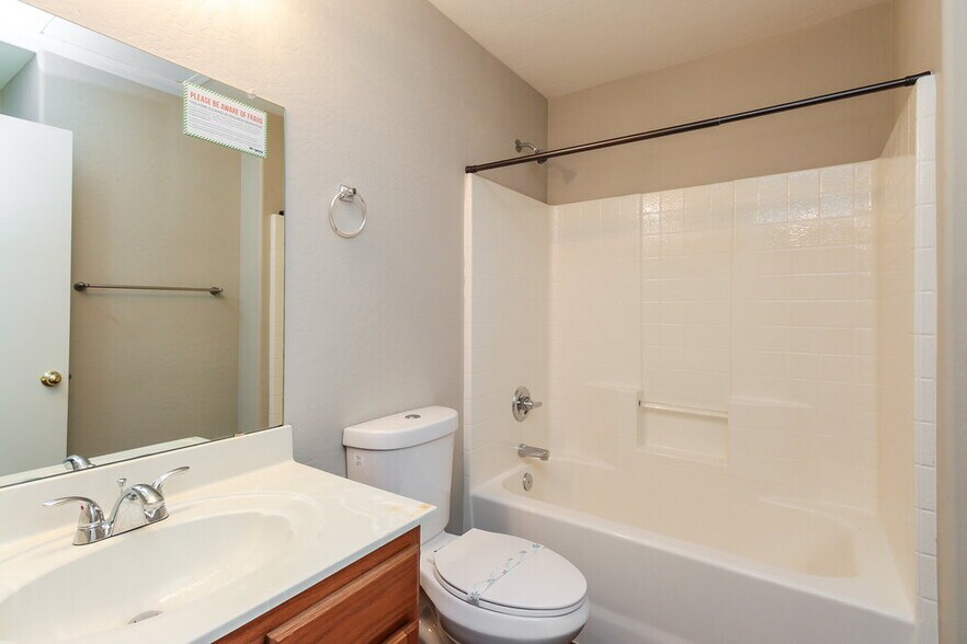 Building Photo - 32647 N Cherry Creek Rd