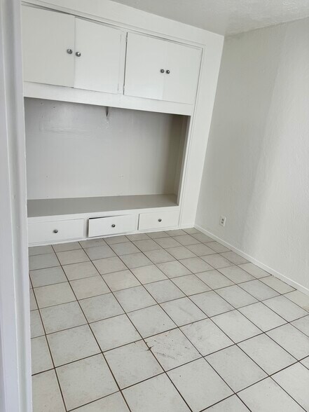 Bedroom Closet area - 59 Chorro St
