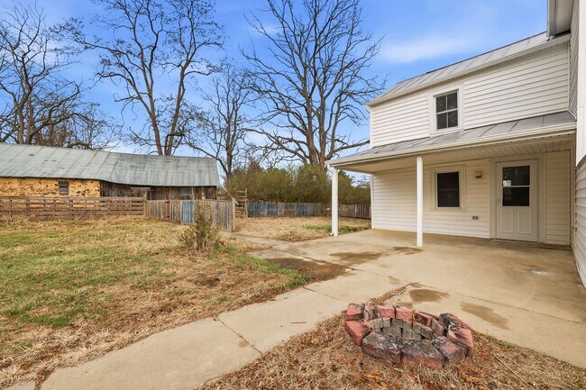 Building Photo - 1839 Spring Hill Rd