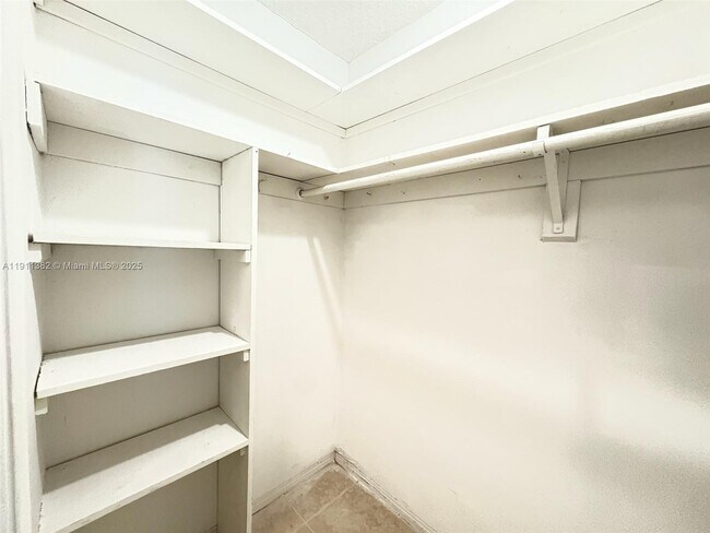 Building Photo - 725 NE 4th St