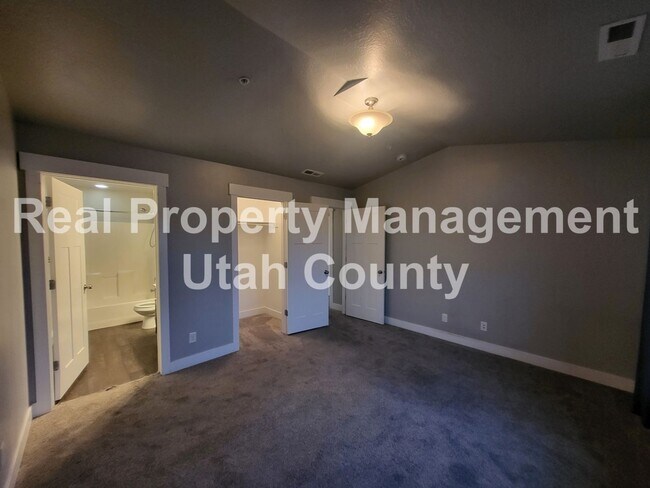 Building Photo - Pet Friendly Springville Condo