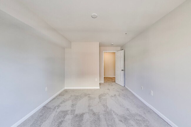 Building Photo - Elegant 3 bedroom, 2.5 bath townhome in Crown Farm