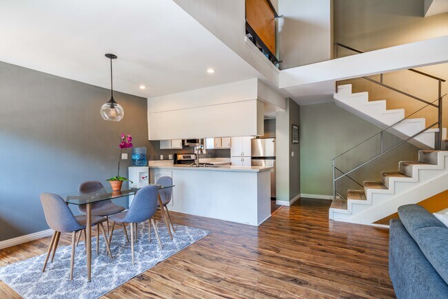 Building Photo - 906 N Kings Rd