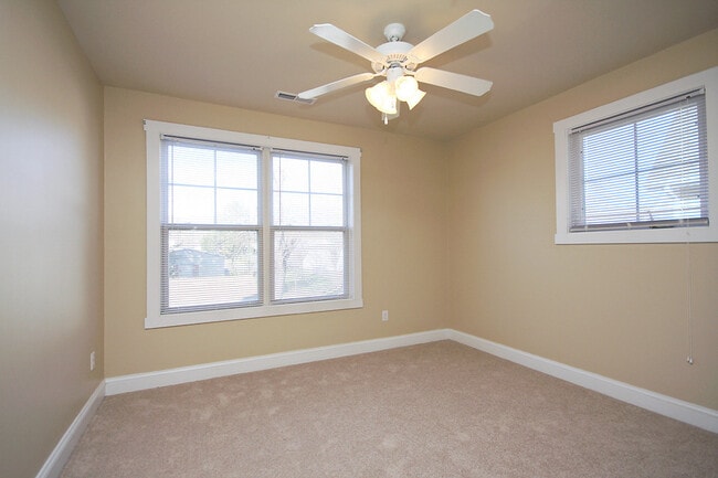Building Photo - Move-in Ready End-Unit Townhome Near Crozet Park - Bring Your Pet!
