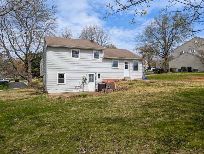 Building Photo - 1583 Yeakel Way