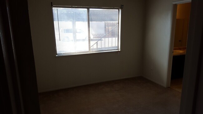 Building Photo - NEW LISTING - FRESH PAINT THROUGHOUT - 1 B...