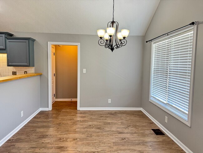 Building Photo - Cute 3 Bedroom Ranch in Fox Crossing! Conv...