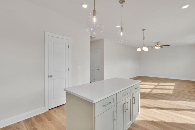 Building Photo - Beautiful 4BR 2.5BA Home w/ Full Appliance Kitchen • Garage Parking •