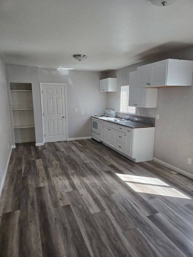 Building Photo - Studio Apartment Located in the Heart of D...