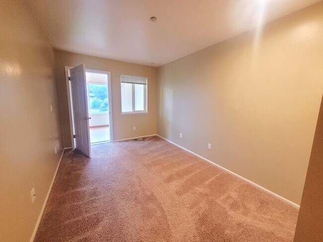 Building Photo - Bayview Townhouse Condo in Blaine with Gar...