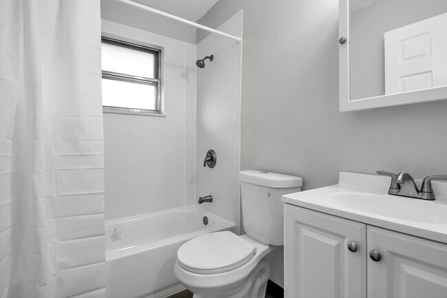 Building Photo - 3 Bedroom Home