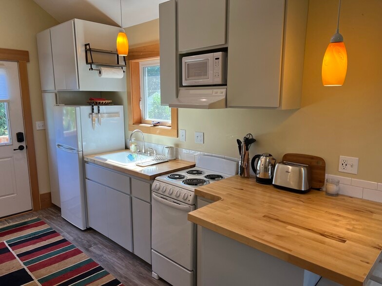 Galley kitchen with naeating - 5109 NE Mason St