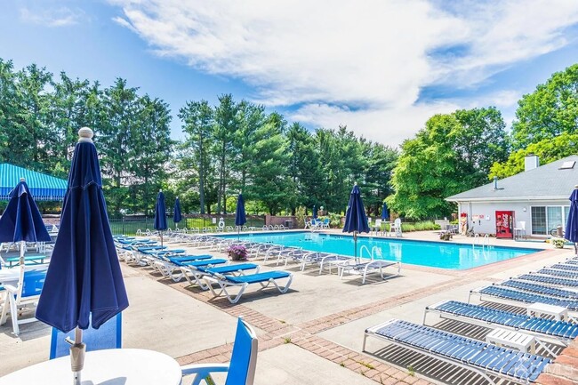 Governors Pointe Community Pool - 354 Wimbeldon Ct