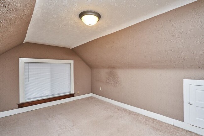 Building Photo - 4 to 5 Bedroom For Rent in North Hill